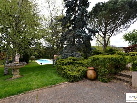 Maison de plain-pied à vendre 695 000 € 8 pièces 4 chambres 247 m² 1 935 m² de terrain Frontenas 69620