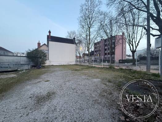 Local d'activités à vendre 330 000 € 185 m² d'espace de stockage Dijon 21000