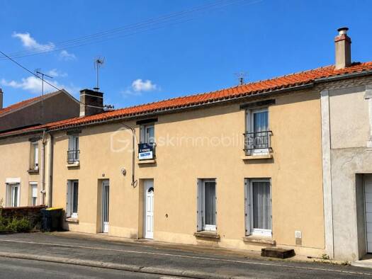 Maison à vendre 239 900 € 8 pièces 5 chambres 166 m² 957 m² de terrain Beaupréau-en-Mauges 49600