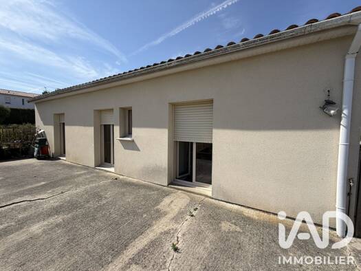 Maison de plain-pied à vendre 158 000 € 3 pièces 2 chambres 86 m² 548 m² de terrain Les Grippeaux Parthenay 79200