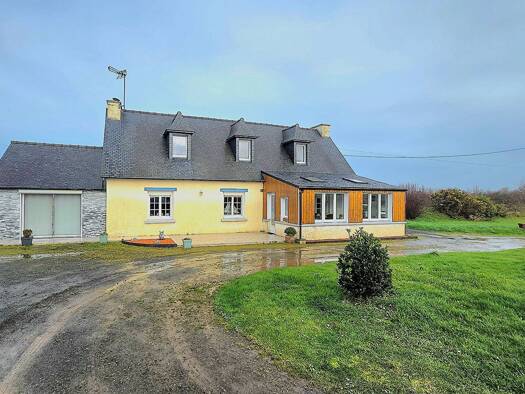 Maison en viager 79 200 € 7 pièces 3 chambres 107 m² 2 977 m² de terrain Plouguiel 22220