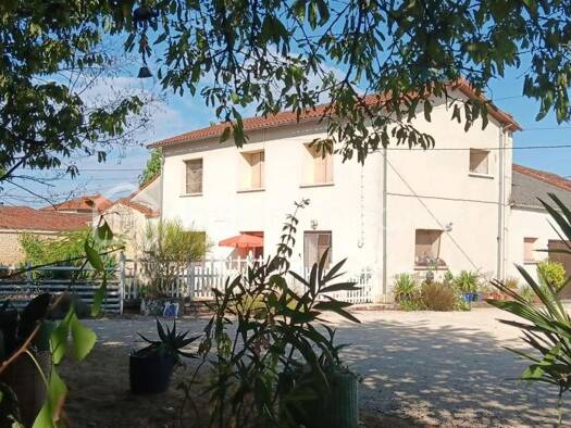 Maison à vendre 158 000 € 6 pièces 3 chambres 128 m² 1 645 m² de terrain Loubillé 79110