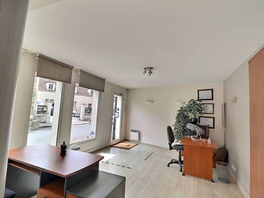 Local commercial à vendre 189 000 € 62 m² de surface de vente Centre Ville-Bouviers Guyancourt 78280