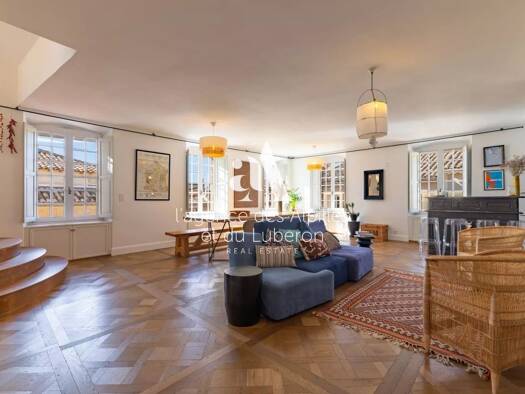 Duplex à vendre 880 000 € 9 pièces 3 chambres 160 m² 2ème étage Nevons-route d'Apt L'Isle-sur-la-Sorgue 84800