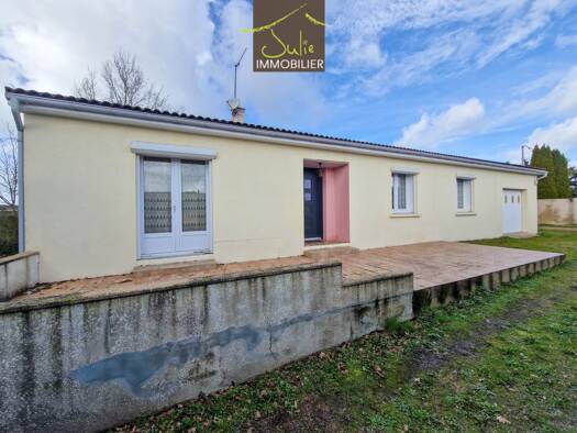 Maison de plain-pied à vendre 142 500 € 4 pièces 3 chambres 112 m² 500 m² de terrain Bressuire 79300