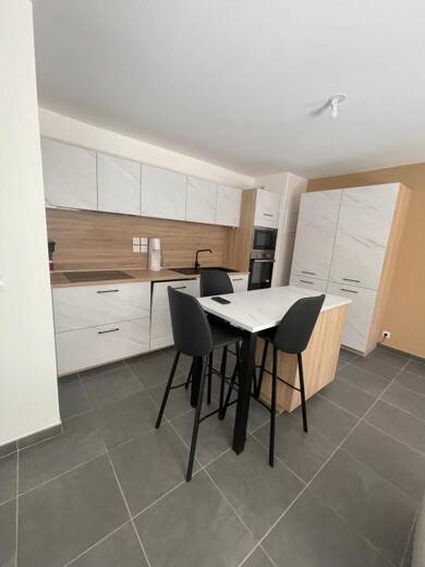 Appartement à louer 1 500 € 3 pièces 2 chambres 60,6 m² RDC Péron 01630