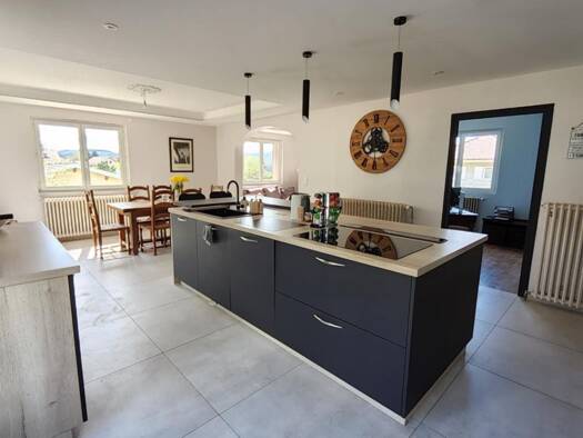 Maison à vendre 330 000 € 6 pièces 5 chambres 165 m² 948 m² de terrain Montréal-la-Cluse 01460