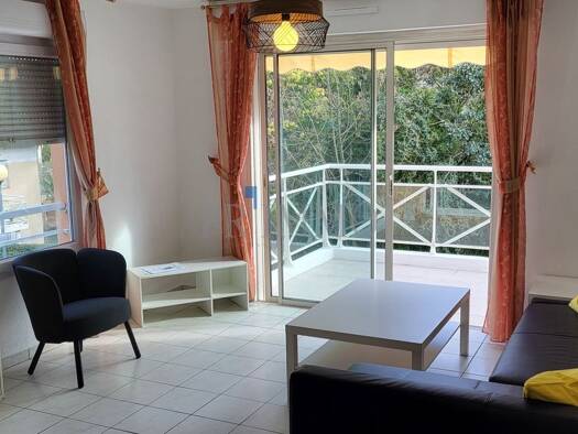 Appartement à louer 1 360 € 3 pièces 2 chambres 64 m² RDC Saint-Raphaël 83700