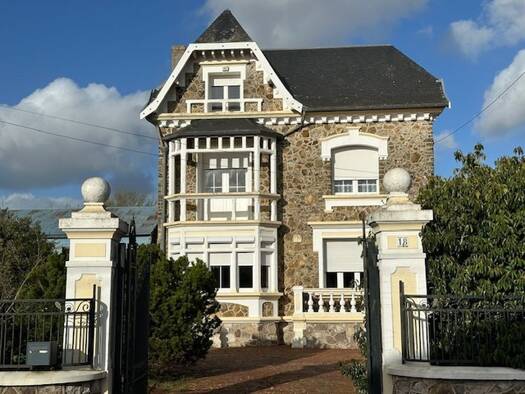 Maison à vendre 323 300 € 9 pièces 4 chambres 160 m² 1 578 m² de terrain Arras 62000