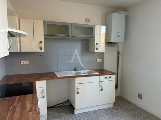 Appartement à louer 645 € 2 pièces 1 chambre 47 m² Étage 2/2 Centre Ville Nord Rochefort 17300