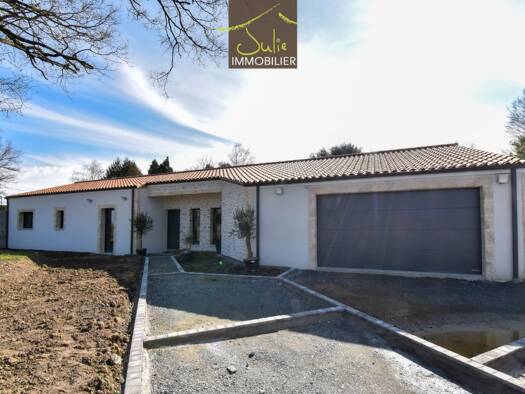 Maison à vendre 393 750 € 8 pièces 4 chambres 145 m² 811 m² de terrain Cerizay 79140