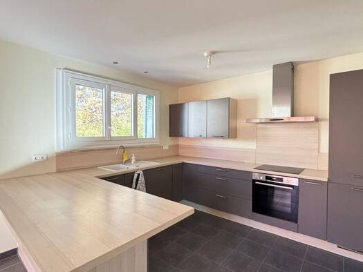 Maison à louer 2 200 € 5 pièces 3 chambres 81 m² 400 m² de terrain Moellesulaz-Pont Noir Gaillard 74240