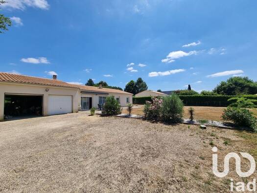 Maison de plain-pied à vendre 212 000 € 4 pièces 3 chambres 106 m² 1 799 m² de terrain La Chapelle-Bertrand 79200