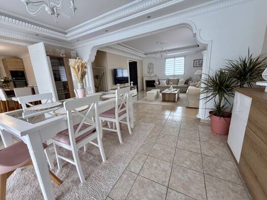 Maison à vendre 420 000 € 9 pièces 6 chambres 180 m² 881 m² de terrain Rives-du-Loir-en-Anjou 49140