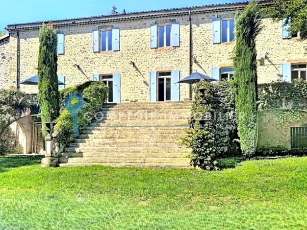 Maison à vendre 1 150 000 € 28 pièces 17 chambres 800 m² 10 000 m² de terrain Pont-de-Labeaume 07380