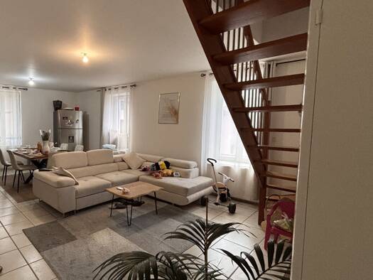 Appartement à louer 727 € 4 pièces 3 chambres 76 m² Étage 1/3 Échalas 69700