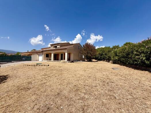 Villa à vendre 416 000 € 4 pièces 2 chambres 133 m² 1 000 m² de terrain Tourrettes 83440