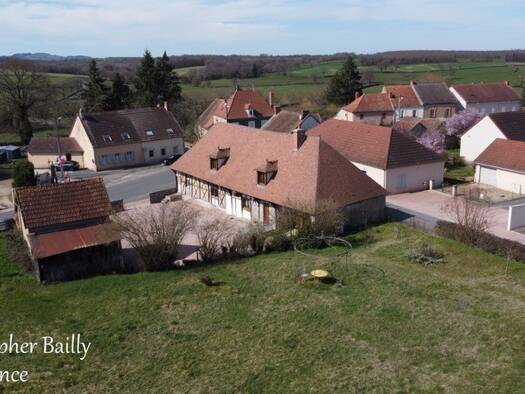 Maison à vendre 118 500 € 3 pièces 1 chambre 66 m² 1 825 m² de terrain Monétay-sur-Loire 03470