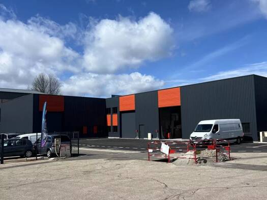 Local d'activités à louer 1 420 € 211 m² d'espace de stockage Grangeneuve Roche-la-Molière 42230