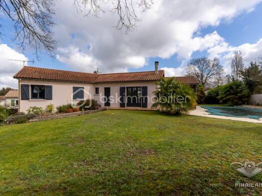 Maison de plain-pied à vendre 249 900 € 5 pièces 4 chambres 163 m² 1 170 m² de terrain Parthenay 79200