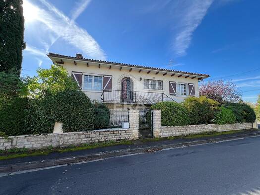 Maison à vendre 160 500 € 5 pièces 4 chambres 137 m² 521 m² de terrain L Isle d Espagnac 16340