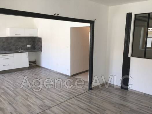 Appartement à louer 740 € 3 pièces 2 chambres 65 m² Étage 2/2 Centre Ville-La Roquette Arles 13104