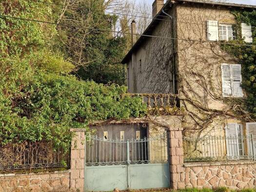 Maison à vendre 170 000 € 8 pièces 4 chambres 242 m² 2 416 m² de terrain Thizy-les-Bourgs 69240