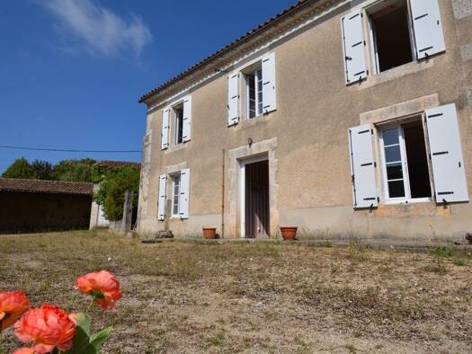 Ferme à vendre 211 900 € 5 pièces 3 chambres 108 m² Hiersac 16290