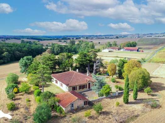 Maison de plain-pied à vendre 249 200 € 6 pièces 4 chambres 195 m² 10 875 m² de terrain Nougaroulet 32270