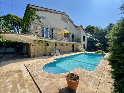Maison à vendre 609 000 € 6 pièces 4 chambres 220 m² 897 m² de terrain Bellecroix-Pont d'Avignon Villeneuve les Avignon 30400