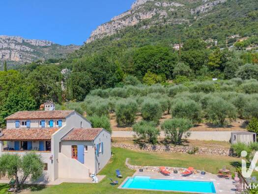 Maison à vendre 1 260 000 € 6 pièces 3 chambres 165 m² 2 742 m² de terrain Saint-Jeannet 06640