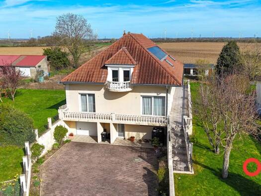 Maison de ville à vendre 305 950 € 7 pièces 6 chambres 240 m² 871 m² de terrain Chaulnes 80320