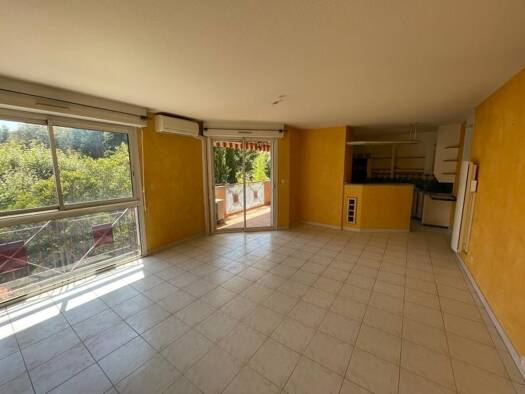 Appartement à louer 970 € 3 pièces 2 chambres 72 m² Étage 2/4 Les Aires de la Dîme Salon de Provence 13300