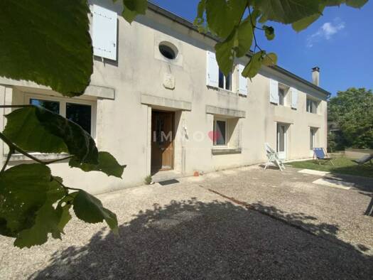 Maison à vendre 252 632 € 10 pièces 5 chambres 214 m² 4 305 m² de terrain Saint-Fort-sur-Gironde 17240
