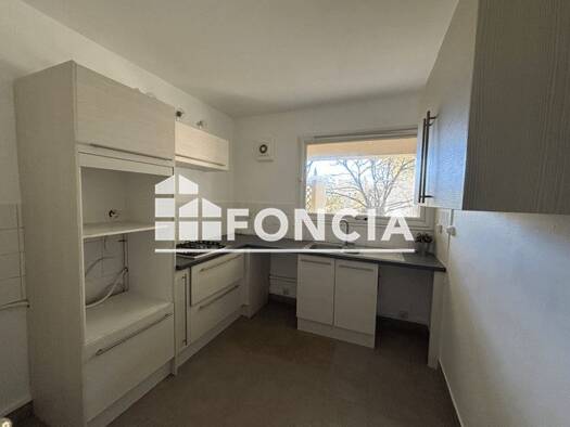 Appartement à louer 700 € 5 pièces 3 chambres 84,1 m² 1er étage Nord Est Pierrelatte 26700