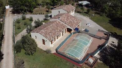 Villa à vendre 585 000 € 7 pièces 4 chambres 171 m² 4 620 m² de terrain Regusse 83630