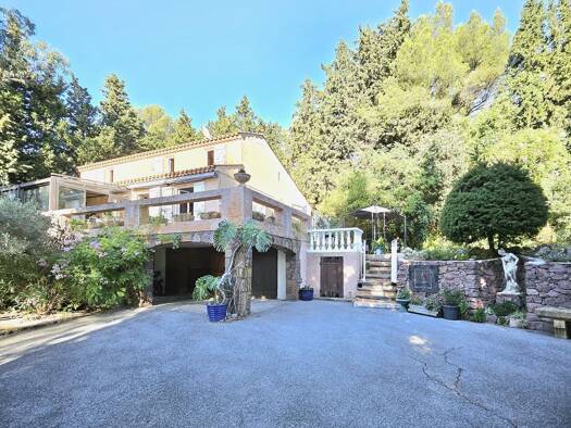 Villa à vendre 1 250 000 € 8 pièces 6 chambres 151,97 m² 2 500 m² de terrain Saint-Raphaël 83530