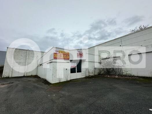 Local commercial à louer 2 000 € 506 m² de surface de vente Saint-Éloy-les-Mines 63700