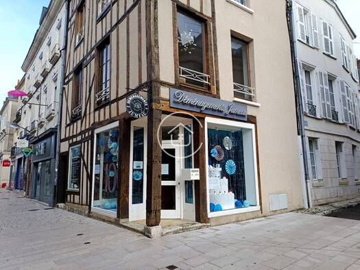 Local commercial à louer 900 € 94 m² de surface de vente Centre Ville Vendôme 41100