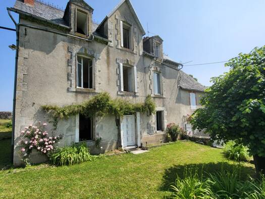 Maison à vendre 235 400 € 19 pièces 8 chambres 263 m² 3 083 m² de terrain Riom-ès-Montagnes 15400