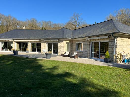 Maison de plain-pied à vendre 990 000 € 5 pièces 3 chambres 221 m² 2 500 m² de terrain Crespières 78121