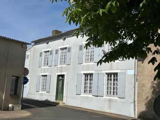 Maison à vendre 137 800 € 7 pièces 3 chambres 177 m² 500 m² de terrain Ménigoute 79340