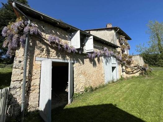 Maison à vendre 129 600 € 5 pièces 2 chambres 152 m² 1 053 m² de terrain Salles Lavalette 16190