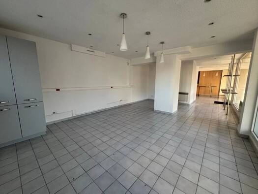 Local commercial à louer 940 € 50 m² de surface de vente Les Rousses 39220