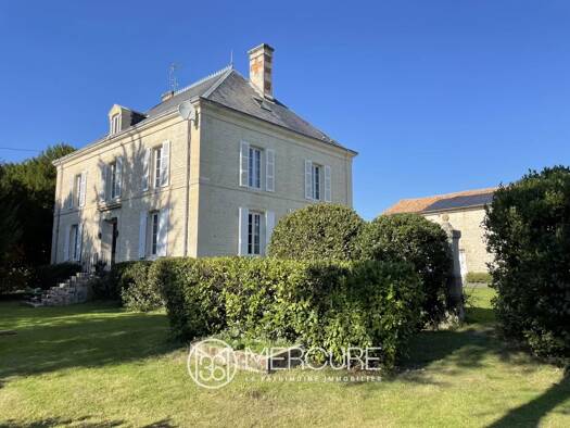 Maison à vendre 657 200 € 9 pièces 5 chambres 295 m² 5 333 m² de terrain Grissais-Gros Noyer Fontenay-le-Comte 85200