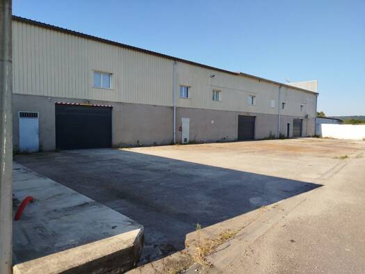 Entrepôt à vendre 265 000 € 990 m² d'espace de stockage Contrexéville 88140