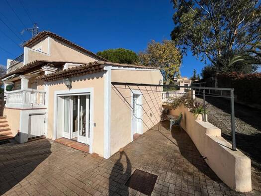 Appartement à louer 920 € 2 pièces 1 chambre 40 m² RDC Mougins 06250