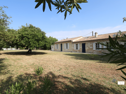 Maison de plain-pied à vendre 273 000 € 9 pièces 5 chambres 256 m² 2 450 m² de terrain Cussac-Fort-Médoc 33460