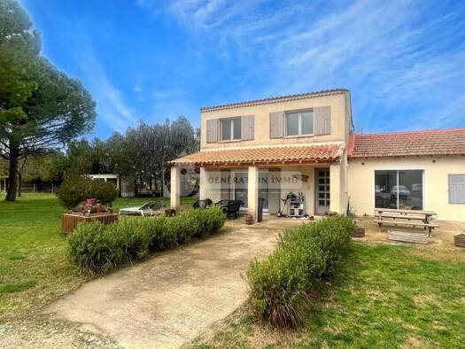 Villa à vendre 530 000 € 8 pièces 5 chambres 170 m² 7 400 m² de terrain Zone Industrielle Arles 13200