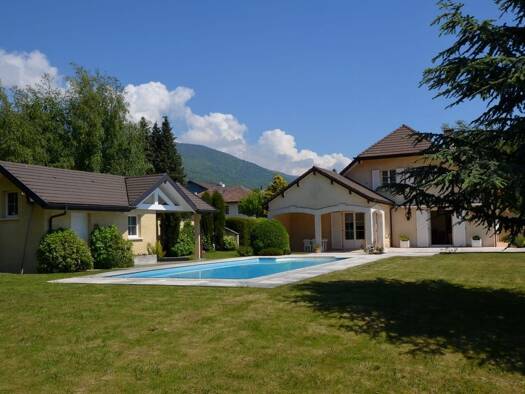 Villa à vendre 1 395 000 € 7 pièces 6 chambres 240 m² 2 000 m² de terrain Thoiry 01710